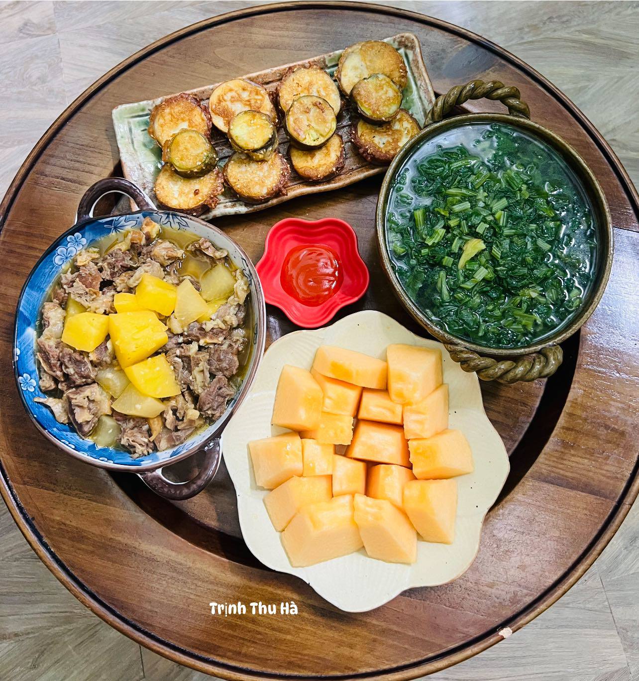 Canh sườn bò hầm khoai tây - Canh cải - Cà tím chiên giòn - Dưa lưới