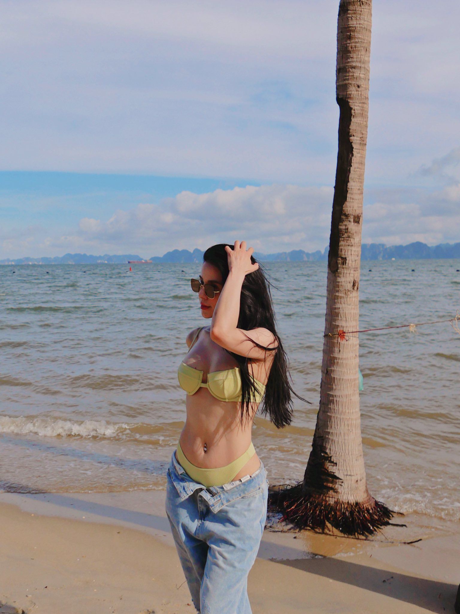 Ngoài ra, người đẹp còn chăm chỉ đạp xe để đốt calo. Diệp Lâm Anh còn thường xuyên khoe ảnh đạp xe ngoài trời vừa tận hưởng không gian thoáng đãng vừa đốt cháy mỡ thừa hiệu quả. Đặc biệt, phương pháp đạp xe còn giúp cô có đôi chân săn chắc, gợi cảm.