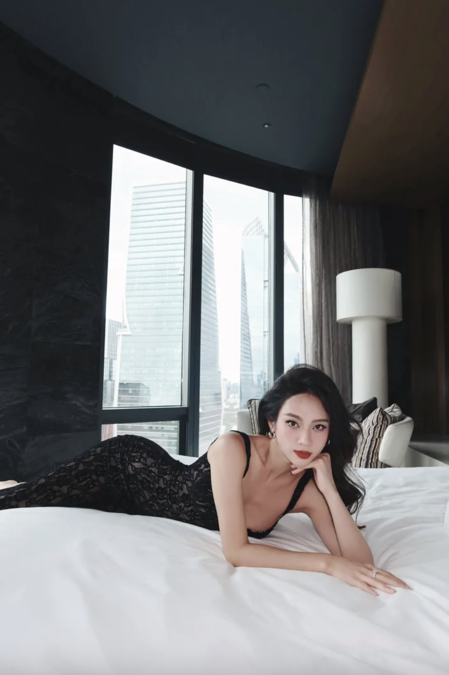 Thúy Quỳnh được nhận xét là có gương mặt sắc sảo, vóc dáng cân đối với chiều cao 1m74 cùng số đo ba vòng 86 - 63 - 97.