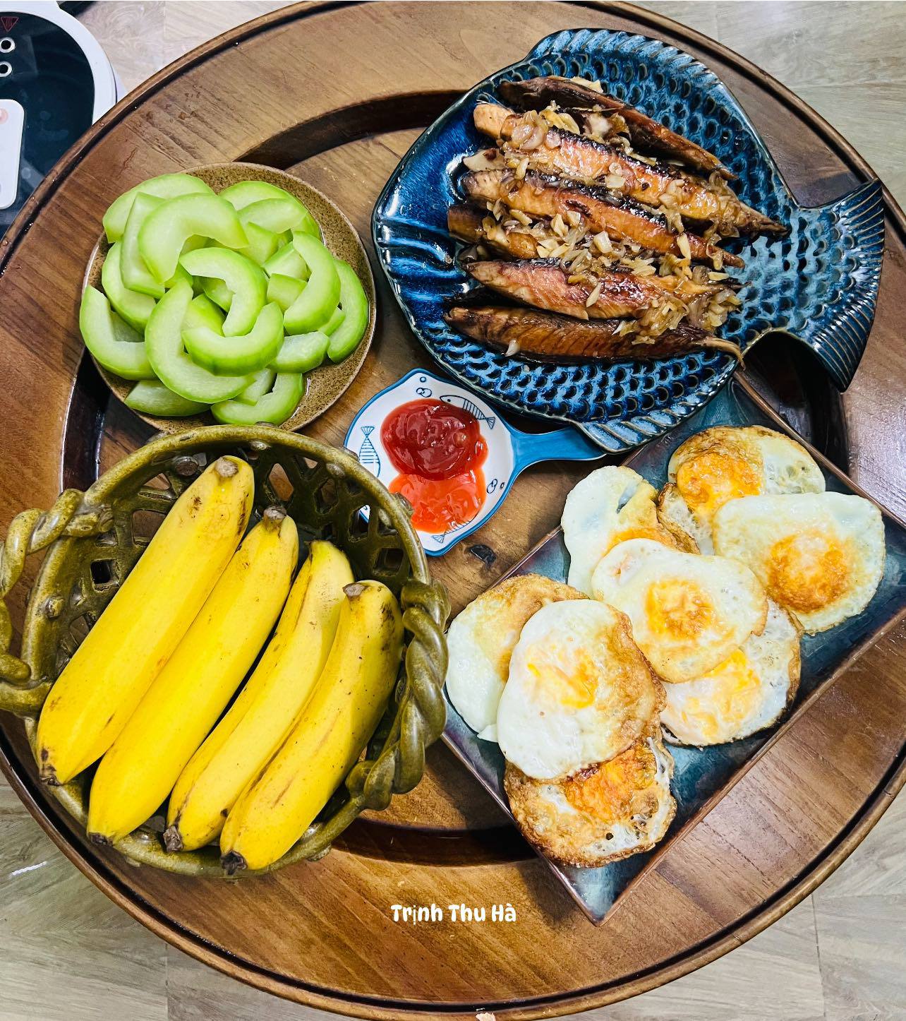Bí xanh luộc - Cá nục rim mắm tỏi - Trứng gà ốp la - Chuối chín