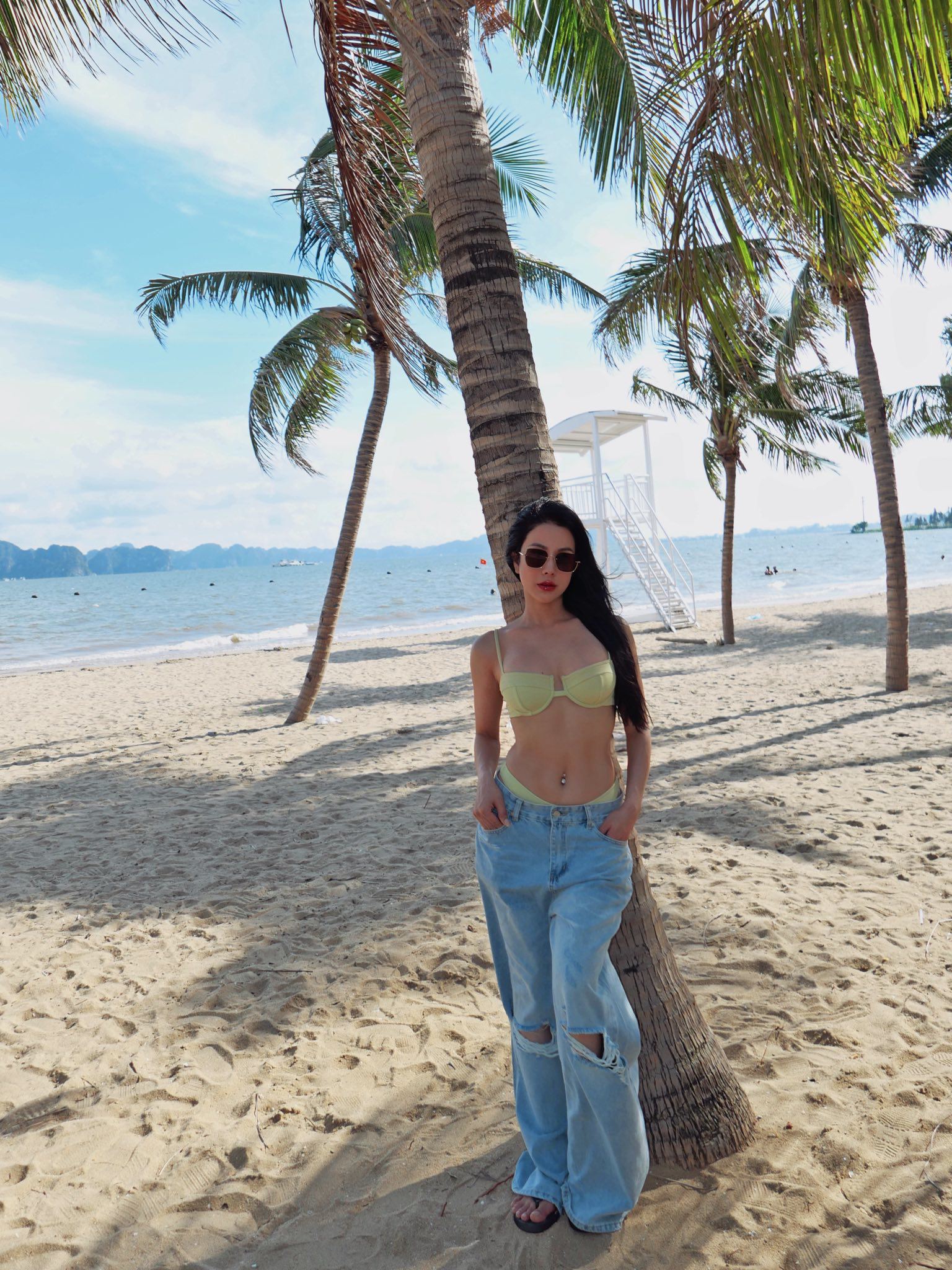 Ngoài ra, người đẹp còn chăm chỉ đạp xe để đốt calo. Diệp Lâm Anh còn thường xuyên khoe ảnh đạp xe ngoài trời vừa tận hưởng không gian thoáng đãng vừa đốt cháy mỡ thừa hiệu quả. Đặc biệt, phương pháp đạp xe còn giúp cô có đôi chân săn chắc, gợi cảm.