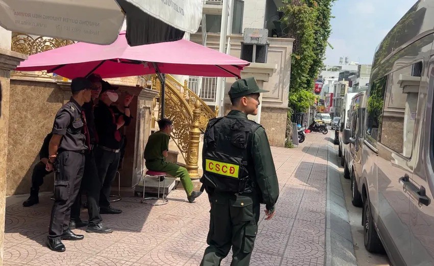 Ghi nhận của phóng viên PLO tại các địa chỉ 86, 88 và 91 đường Huỳnh Văn Bánh (phường Cầu Kiệu, TP.HCM), hàng chục cán bộ, chiến sĩ công an đã có mặt, phong tỏa khu vực và tiến hành kiểm tra các cơ sở liên quan đến hệ thống thẩm mỹ Mailisa.