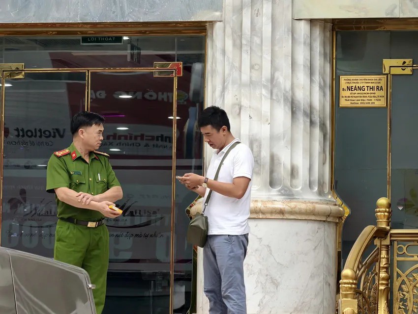 Ghi nhận của phóng viên PLO tại các địa chỉ 86, 88 và 91 đường Huỳnh Văn Bánh (phường Cầu Kiệu, TP.HCM), hàng chục cán bộ, chiến sĩ công an đã có mặt, phong tỏa khu vực và tiến hành kiểm tra các cơ sở liên quan đến hệ thống thẩm mỹ Mailisa.