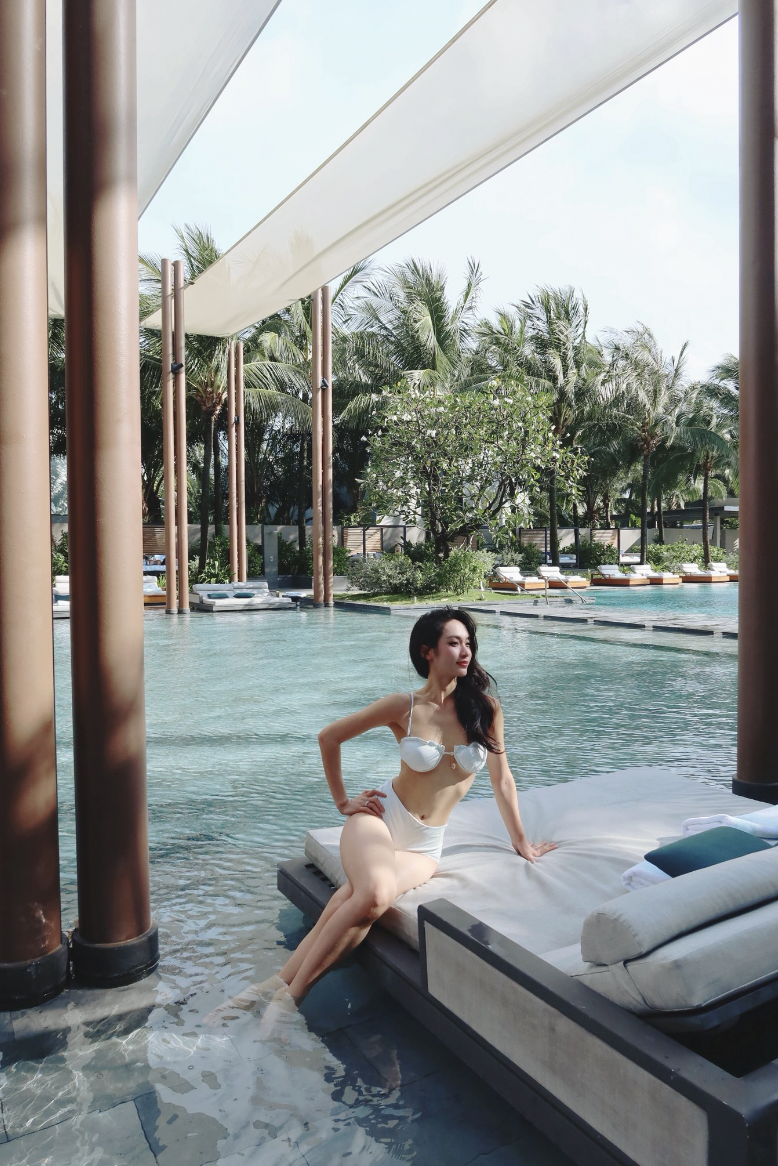 “Ngày xưa, tôi chỉ nặng 39 - 40kg nên tự ti về ngoại hình và không dám giao tiếp. Ở tuổi 20 - 23, tôi suy nghĩ bồng bột, không tin vào bản thân, có lúc tự hỏi tại sao mình cố gắng nhưng chưa đạt kết quả mong đợi. Hiện tại, tôi chín chắn, hiểu mình hơn, biết cần thay đổi gì và sống có trách nhiệm, sẵn sàng chia sẻ yêu thương”, Vũ Thúy Quỳnh từng chia sẻ.