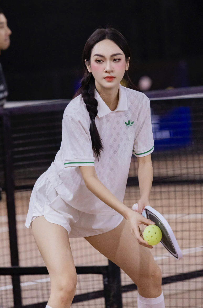 Hiện tại, sau nhiều năm kiên trì rèn luyện thể thao như tập gym và chơi pickleball, kết hợp chế độ ăn uống khoa học, Thúy Quỳnh đã sở hữu vóc dáng cân đối và đầy sức sống.