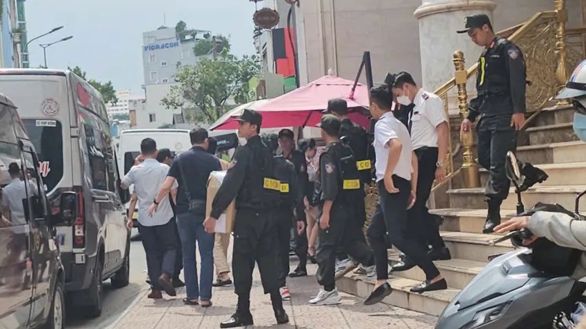 Khoảng 12 giờ 30 cùng ngày, các đơn vị nghiệp vụ thuộc Cục Cảnh sát Kinh tế (C03), Bộ Công an phối hợp với Công an TP.HCM đã hoàn tất công tác khám xét cơ sở của hệ thống thẩm mỹ Mailisa trên đường Huỳnh Văn Bánh. Nhiều người cùng khoảng ba thùng lớn chứa tài liệu, vật chứng liên quan đã được đưa đi.