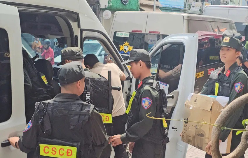 Khoảng 12 giờ 30 cùng ngày, các đơn vị nghiệp vụ thuộc Cục Cảnh sát Kinh tế (C03), Bộ Công an phối hợp với Công an TP.HCM đã hoàn tất công tác khám xét cơ sở của hệ thống thẩm mỹ Mailisa trên đường Huỳnh Văn Bánh. Nhiều người cùng khoảng ba thùng lớn chứa tài liệu, vật chứng liên quan đã được đưa đi.