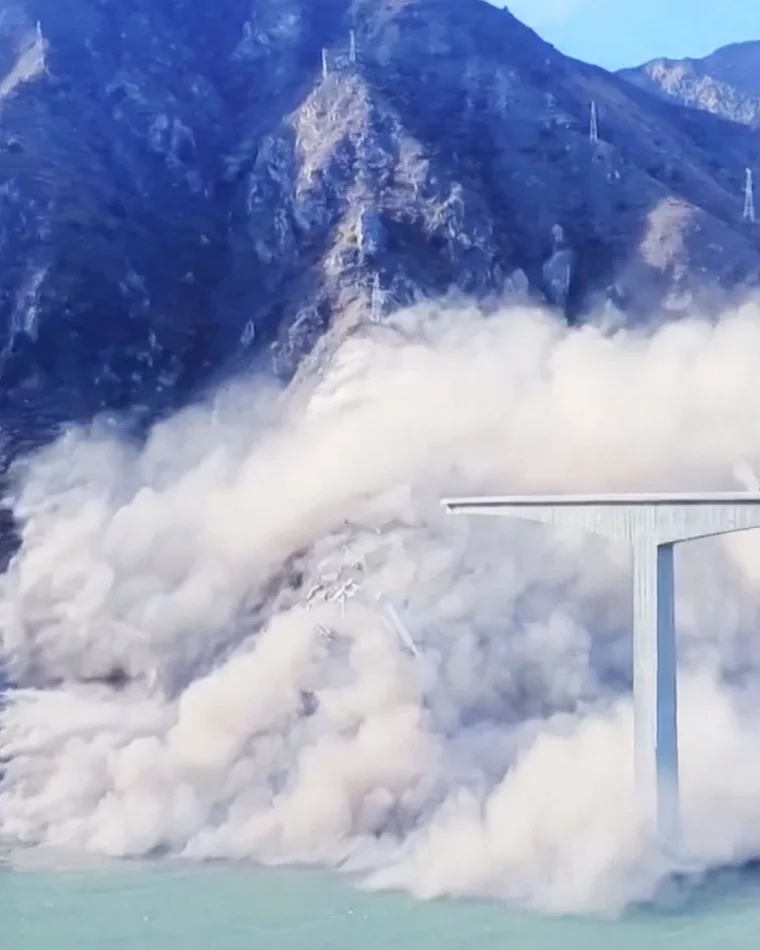 Vụ sập cầu đặt ra dấu hỏi về công tác khảo sát địa chất, đánh giá rủi ro đối với một trong những dự án trọng điểm thuộc nhà máy thủy điện Song Giang Khẩu. Ảnh: Reuters.