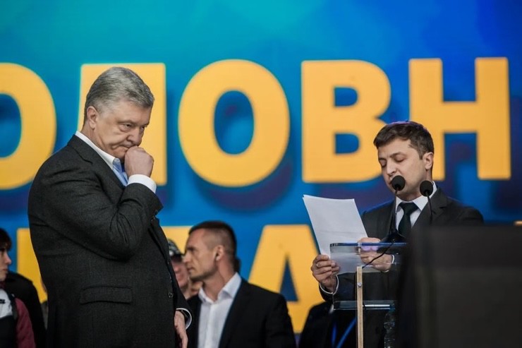 Ông Zelensky tranh luận với người tiền nhiệm Petro Poroshenko vào năm 2019. Ảnh: NurPhoto.