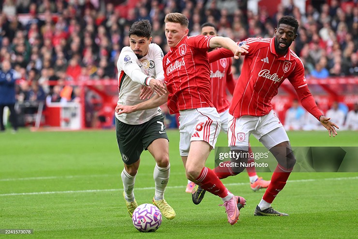 Elliot Anderson thi đấu thăng hoa trong màu áo Nottingham Forest