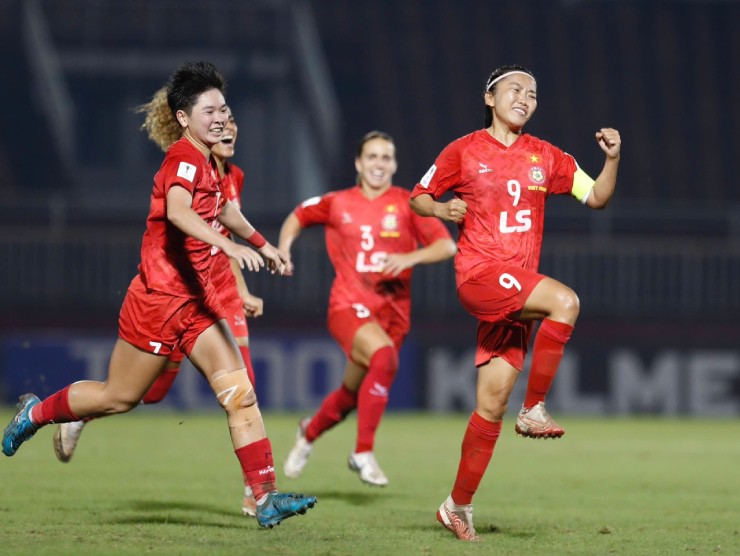 Huỳnh Như lập siêu phẩm đá phạt, TP.HCM ra quân ấn tượng