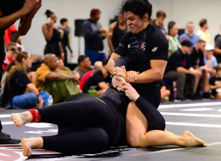 Bozovic (ngồi trên) rất bức xúc khi bị đối thủ tấn công bằng răng