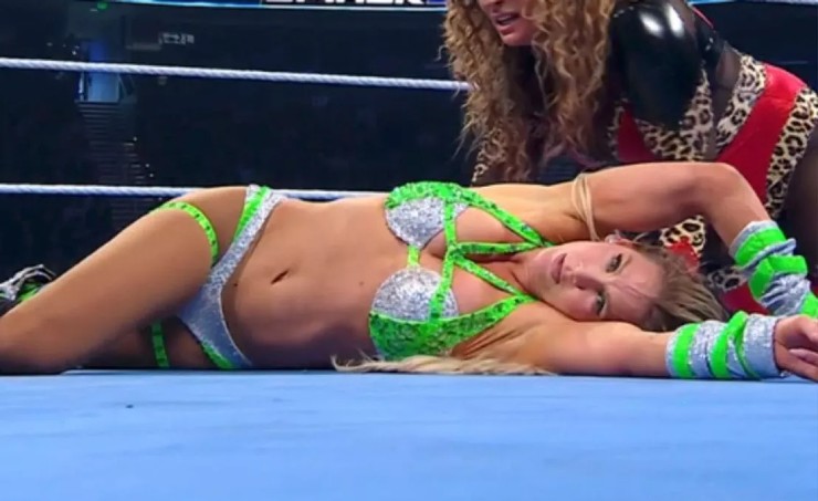 Charlotte sau sự cố vẫn bình tĩnh thi đấu đến hết trận