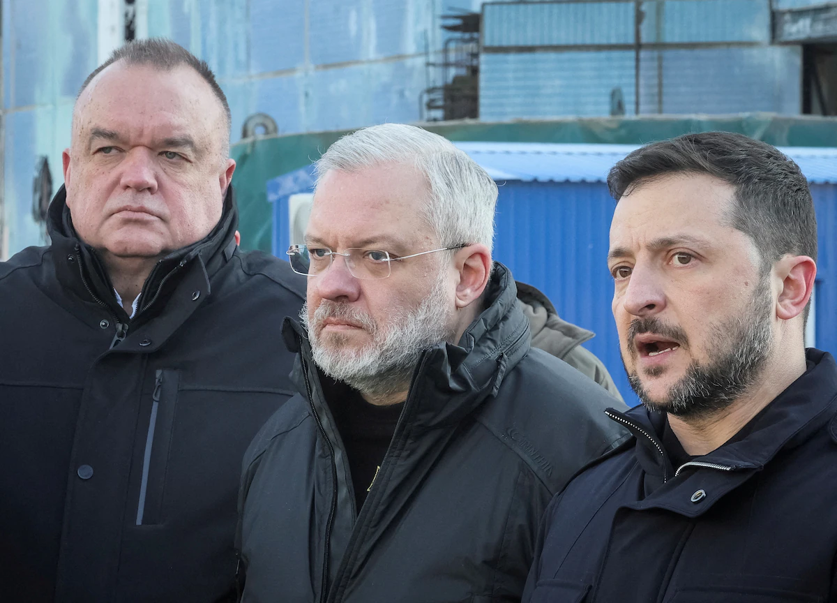 Bộ trưởng Tư pháp Herman Galushchenko (giữa) trong ảnh chụp cùng Tổng thống Ukraine Volodymyr Zelensky vào ngày 13/2/2025. Ảnh: Reuters.