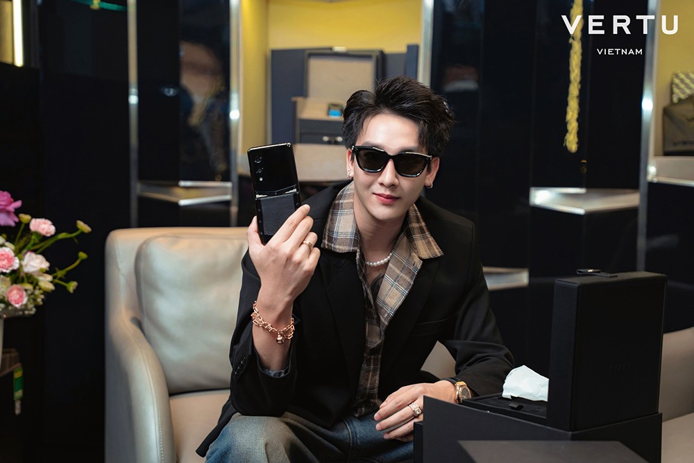 Ca sĩ Hàn Khởi - Khách hàng vừa sở hữu Quantum Flip tại Vertu Việt Nam vì yêu thích thiết kế thời trang và công nghệ hiện đại.