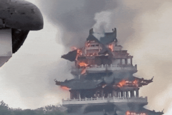 Chùa cổ 1500 tuổi ở Trung Quốc bốc cháy dữ dội