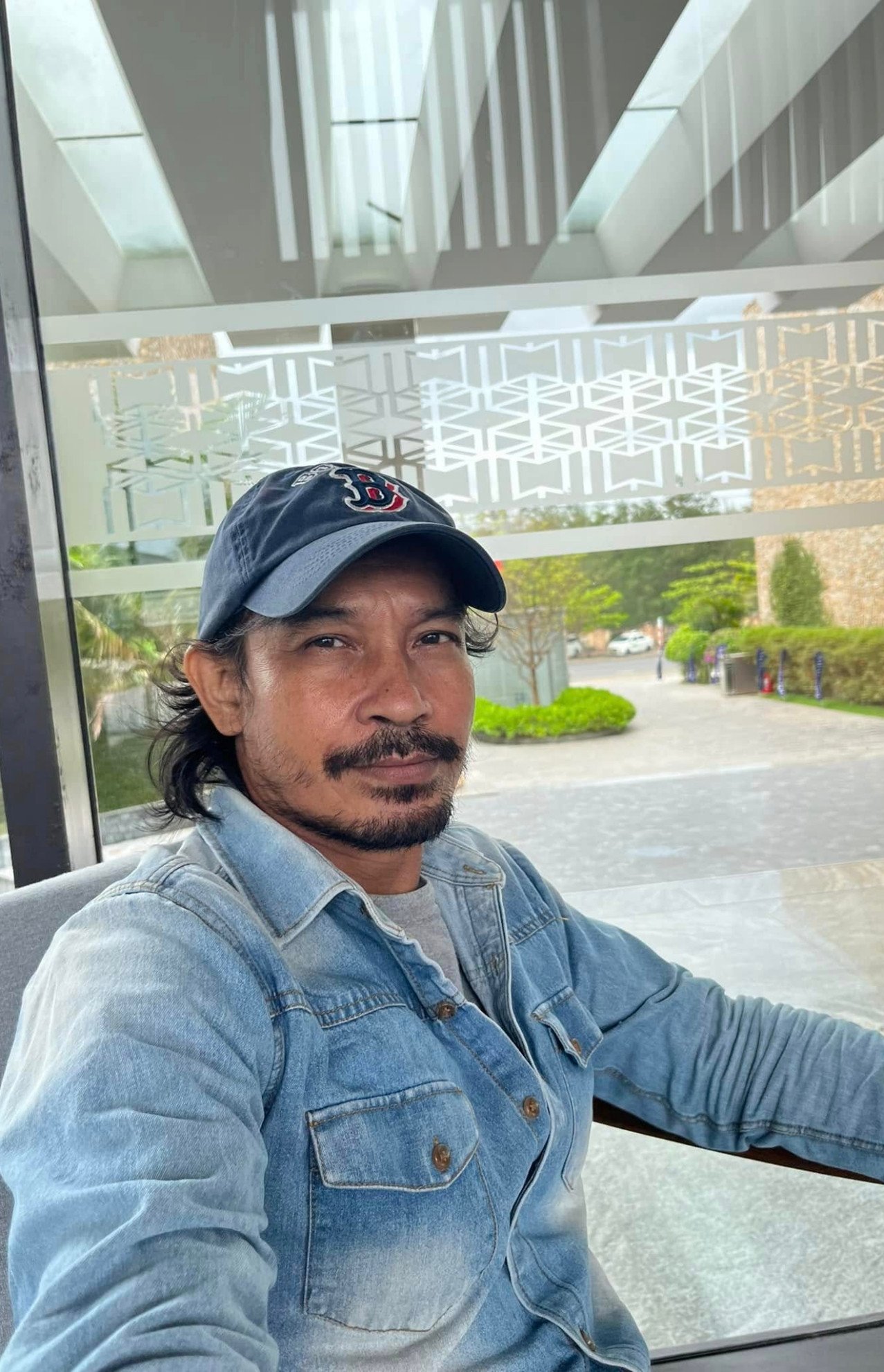 Diễn viên Thạch Kim Long bên vợ và con trai. 