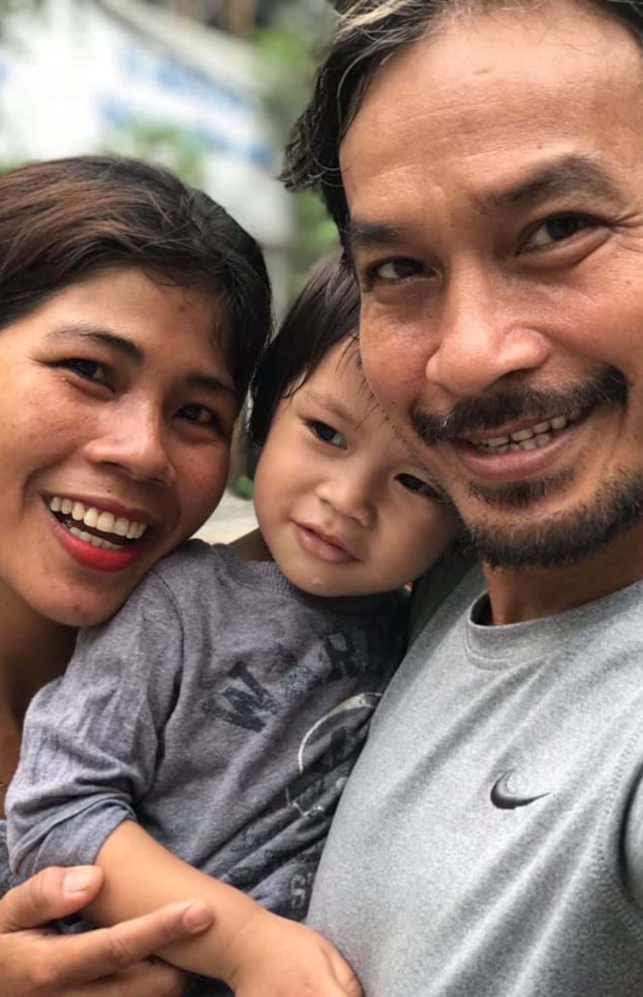 Diễn viên Thạch Kim Long bên vợ và con trai. 