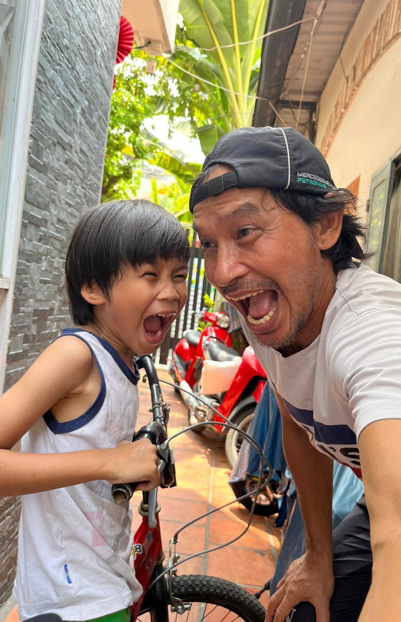 Diễn viên cố gắng không gục ngã để làm điểm tựa cho vợ và con trai.&nbsp;