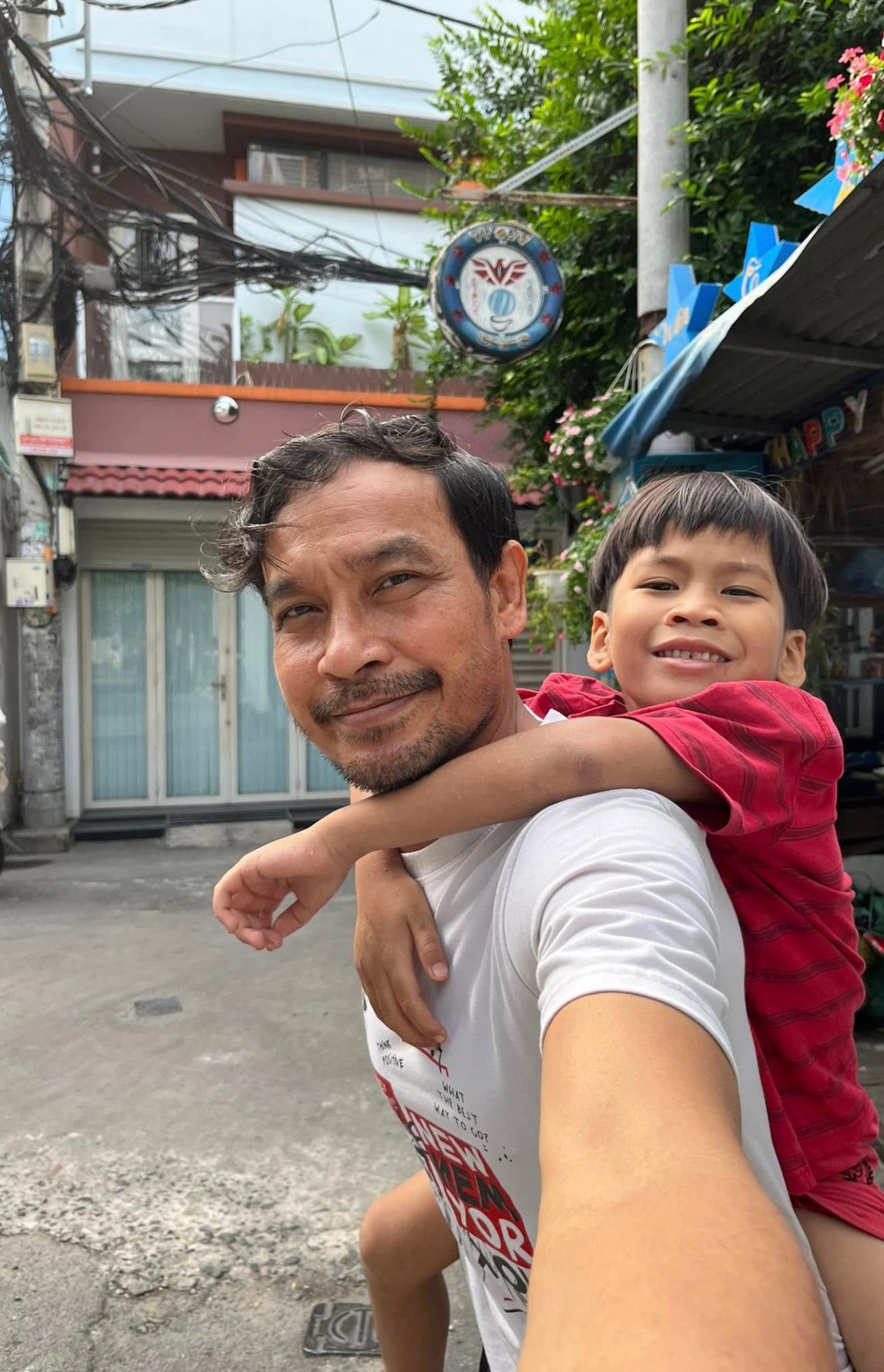 Diễn viên cố gắng không gục ngã để làm điểm tựa cho vợ và con trai.&nbsp;