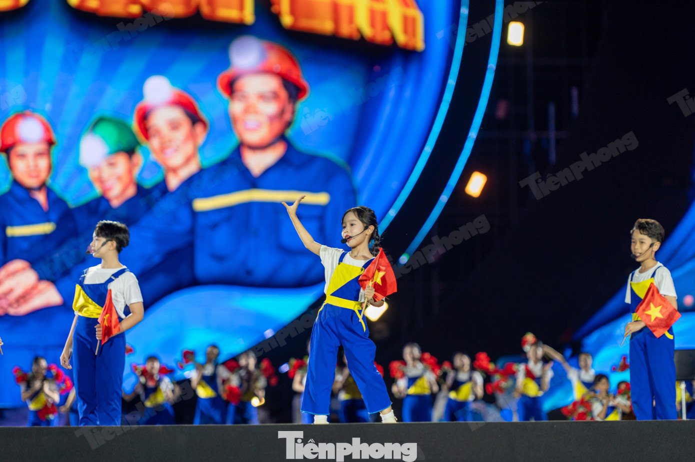 Các ca sĩ, nghệ sĩ như Quang Thọ, Trọng Tấn, Đỗ Hoàng Hiệp... đã cháy hết mình với những bài hát thể hiện tình yêu quê hương đất nước, ca ngợi vùng mỏ Quảng Ninh và truyền thống giai cấp công nhân ngành than.