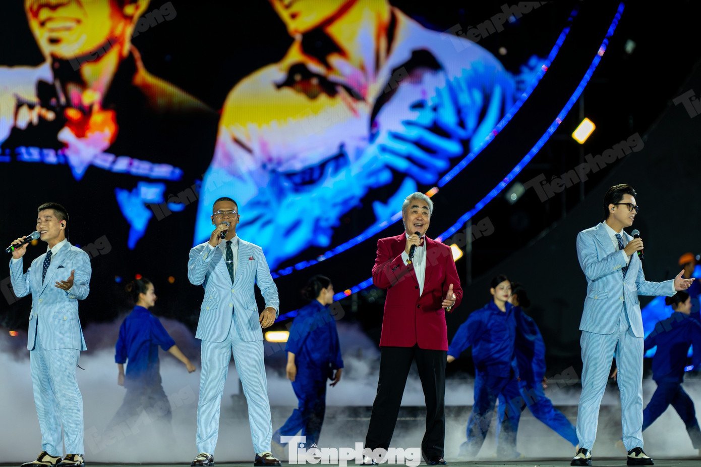 Các ca sĩ, nghệ sĩ như Quang Thọ, Trọng Tấn, Đỗ Hoàng Hiệp... đã cháy hết mình với những bài hát thể hiện tình yêu quê hương đất nước, ca ngợi vùng mỏ Quảng Ninh và truyền thống giai cấp công nhân ngành than.