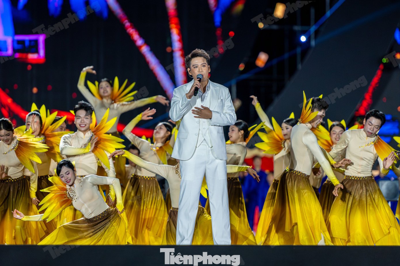 Các ca sĩ, nghệ sĩ như Quang Thọ, Trọng Tấn, Đỗ Hoàng Hiệp... đã cháy hết mình với những bài hát thể hiện tình yêu quê hương đất nước, ca ngợi vùng mỏ Quảng Ninh và truyền thống giai cấp công nhân ngành than.