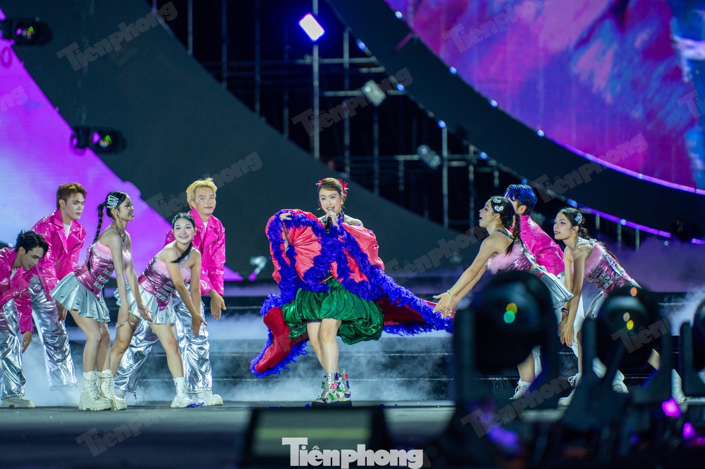 Hoàng Thùy Linh mang ca khúc See tình về Quảng Ninh còn Đen Vâu thì biểu diễn ca khúc Đưa tiền về cho mẹ và Đi về nhà. Cả hai ca khúc đều nhận được sự ủng hộ của khán giả.