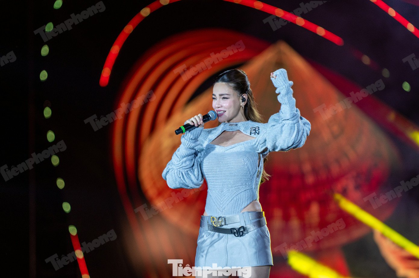 Ngoài ra, các ca sĩ như Tóc Tiên, Hồ Ngọc Hà, Quang Hùng MasterD, (S)trong Trọng Hiếu, Rhyder... mang đến cho khán giả Quảng Ninh các ca khúc "hot hit" trở thành thương hiệu như Việt Nam in love, Hào Quang, Con đường tôi, Dám khác biệt, Ánh mắt biết cười, Tôi thật phi thường....