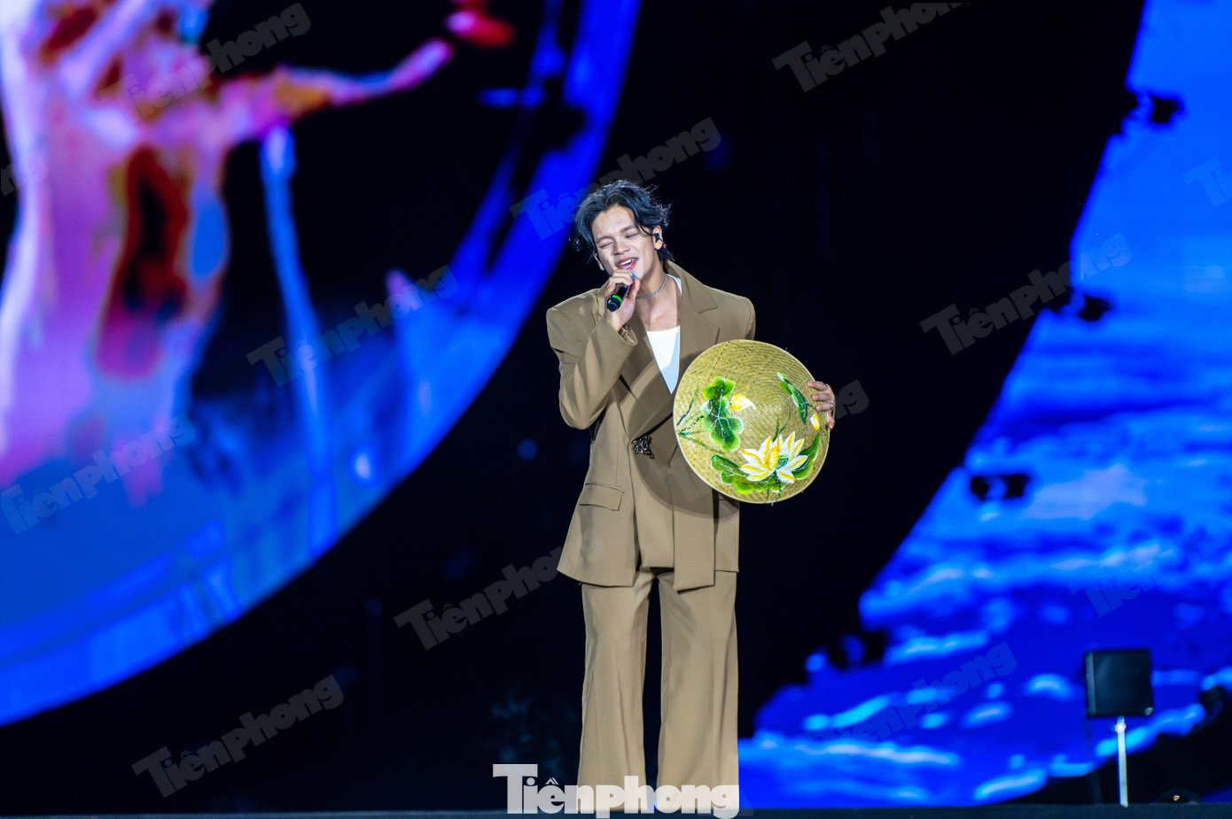 Ngoài ra, các ca sĩ như Tóc Tiên, Hồ Ngọc Hà, Quang Hùng MasterD, (S)trong Trọng Hiếu, Rhyder... mang đến cho khán giả Quảng Ninh các ca khúc "hot hit" trở thành thương hiệu như Việt Nam in love, Hào Quang, Con đường tôi, Dám khác biệt, Ánh mắt biết cười, Tôi thật phi thường....