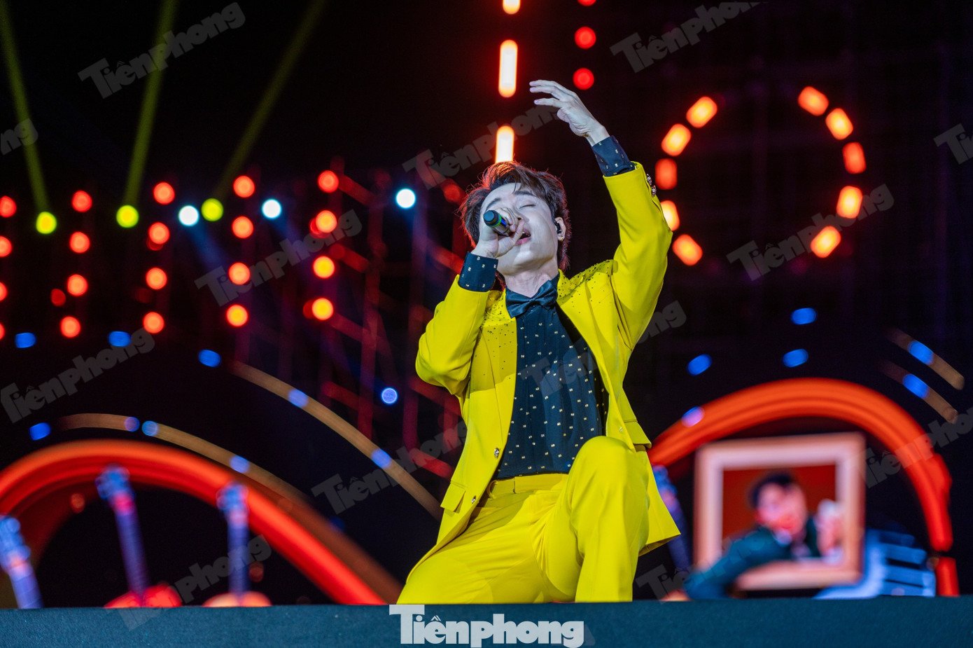 Trúc Nhân xuất hiện tại tiết mục cuối với bài hát Bốn chữ lắm và có màn biểu diễn đầy ngẫu hứng với Nghệ sĩ Nhân dân Quang Thọ cùng nhóm Oplus với bài hát Tình ca người thợ mỏ. Đây là ca khúc truyền thống của công nhân ngành than, của vùng mỏ Quảng Ninh từ ách nô lệ đã vươn lên đấu tranh, giải phóng vùng mỏ và xây dựng quê hương, đất nước ngày càng giàu đẹp.