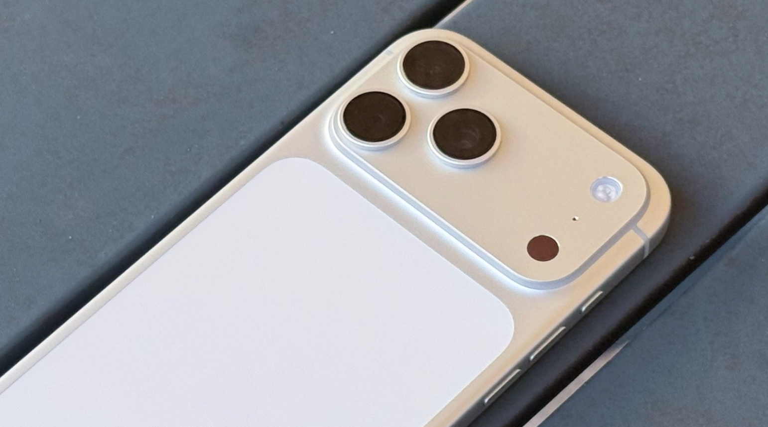 iPhone 18 Pro Max sẽ dày hơn bản tiền nhiệm.