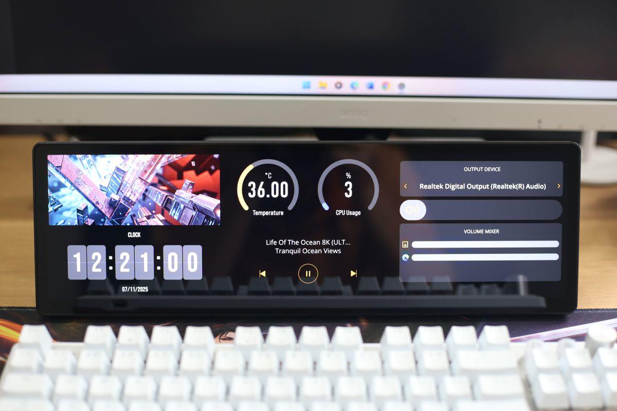 Chế độ nằm ngang, đặt trên bàn làm việc.