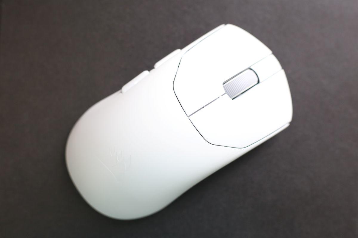 Corsair Sabre v2 Pro phiên bản màu trắng.