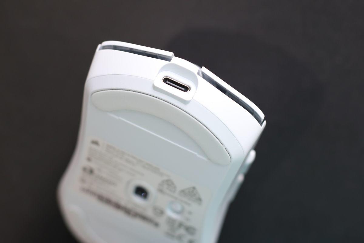 Cổng USB-C dùng để sạc hoặc kết nối có dây.