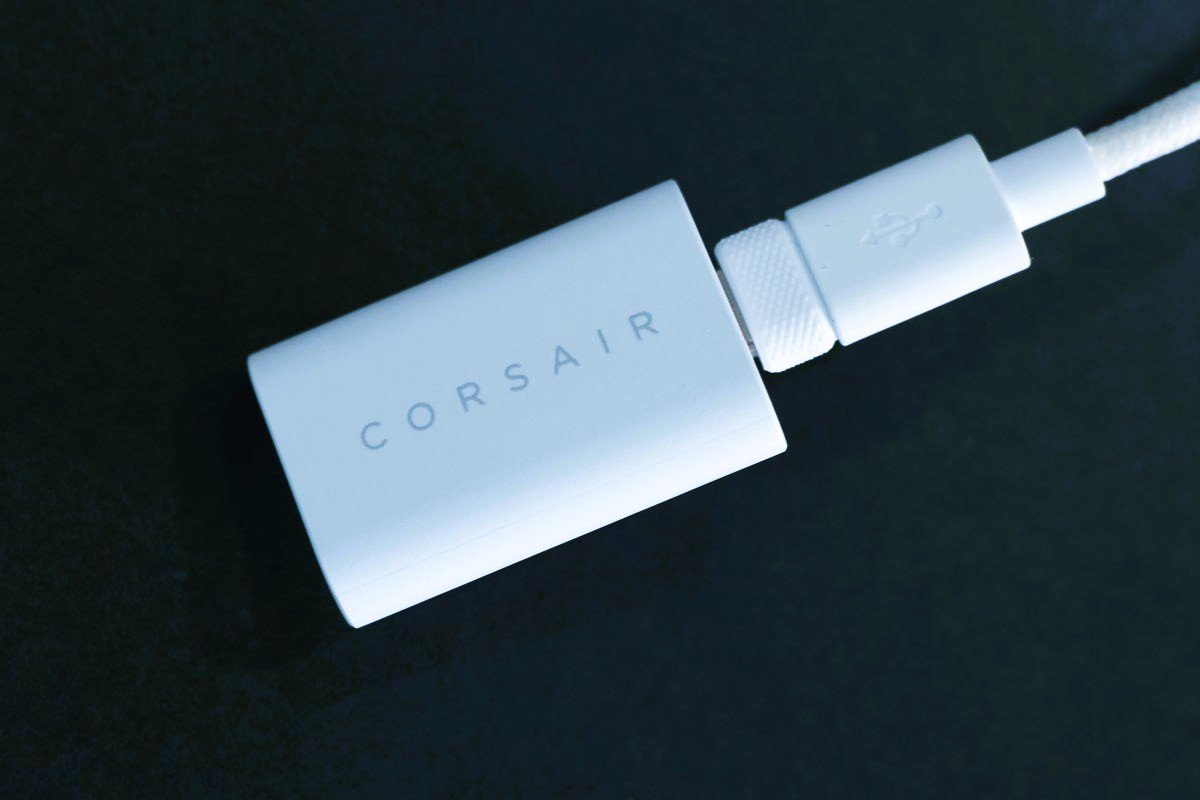 Đầu USB Receiver gắn với máy tính thông qua cáp USB-A to USB-C đi kèm.