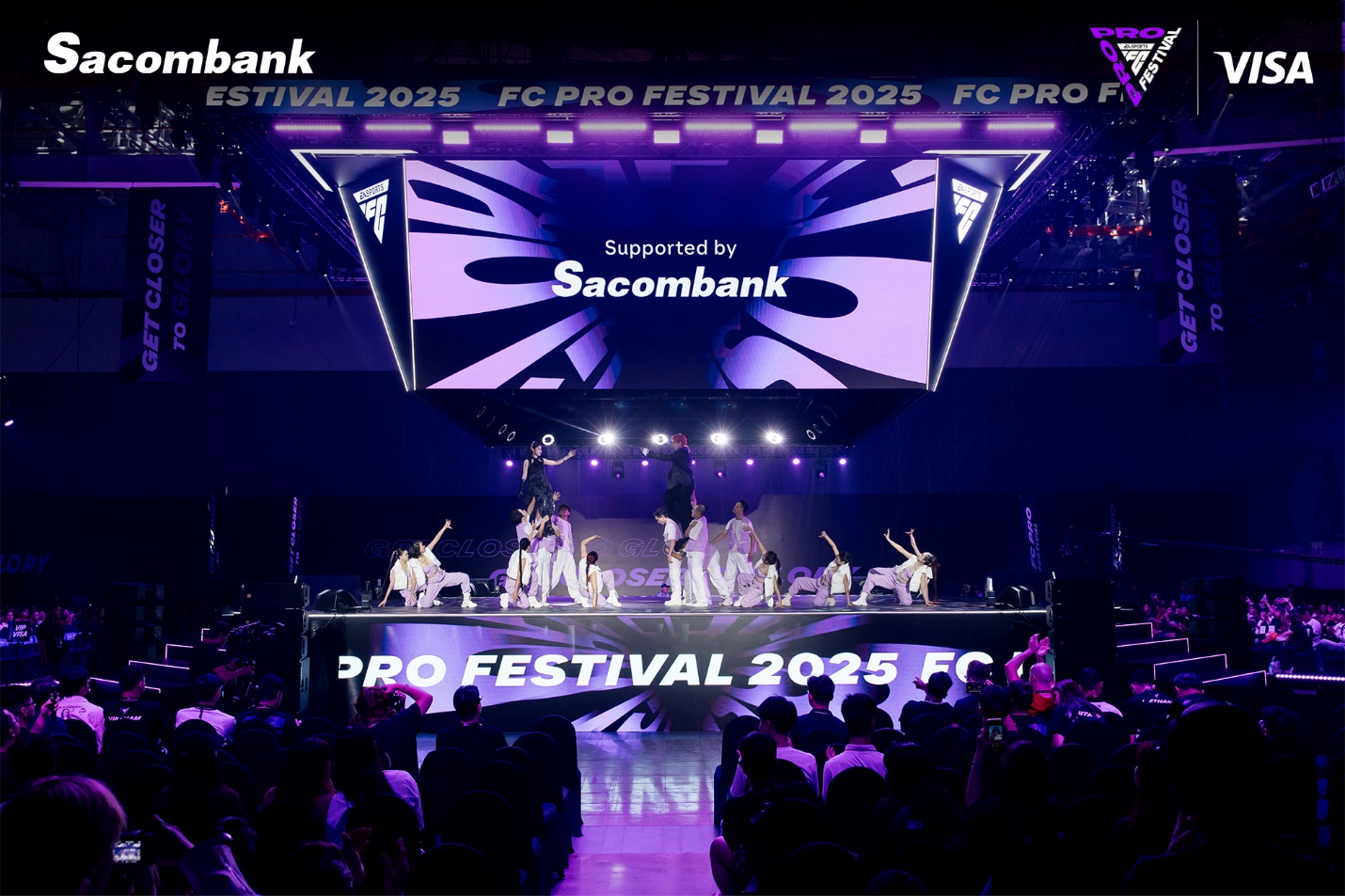 Sân khấu âm nhạc bùng nổ tại FC PRO FESTIVAL 2025
