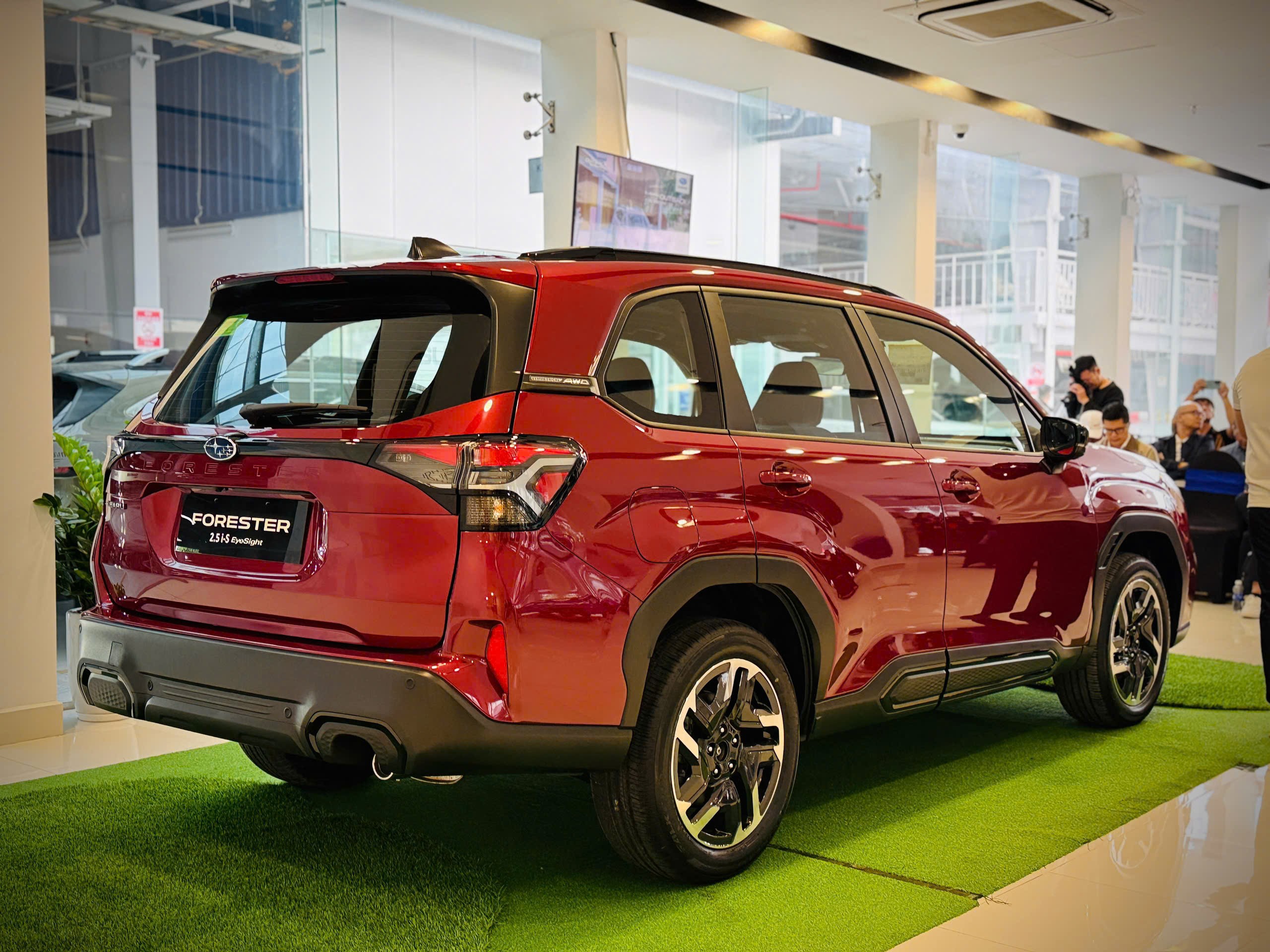 Cụm đèn hậu hay dòng chữ Forester dập chìm phía đuôi.