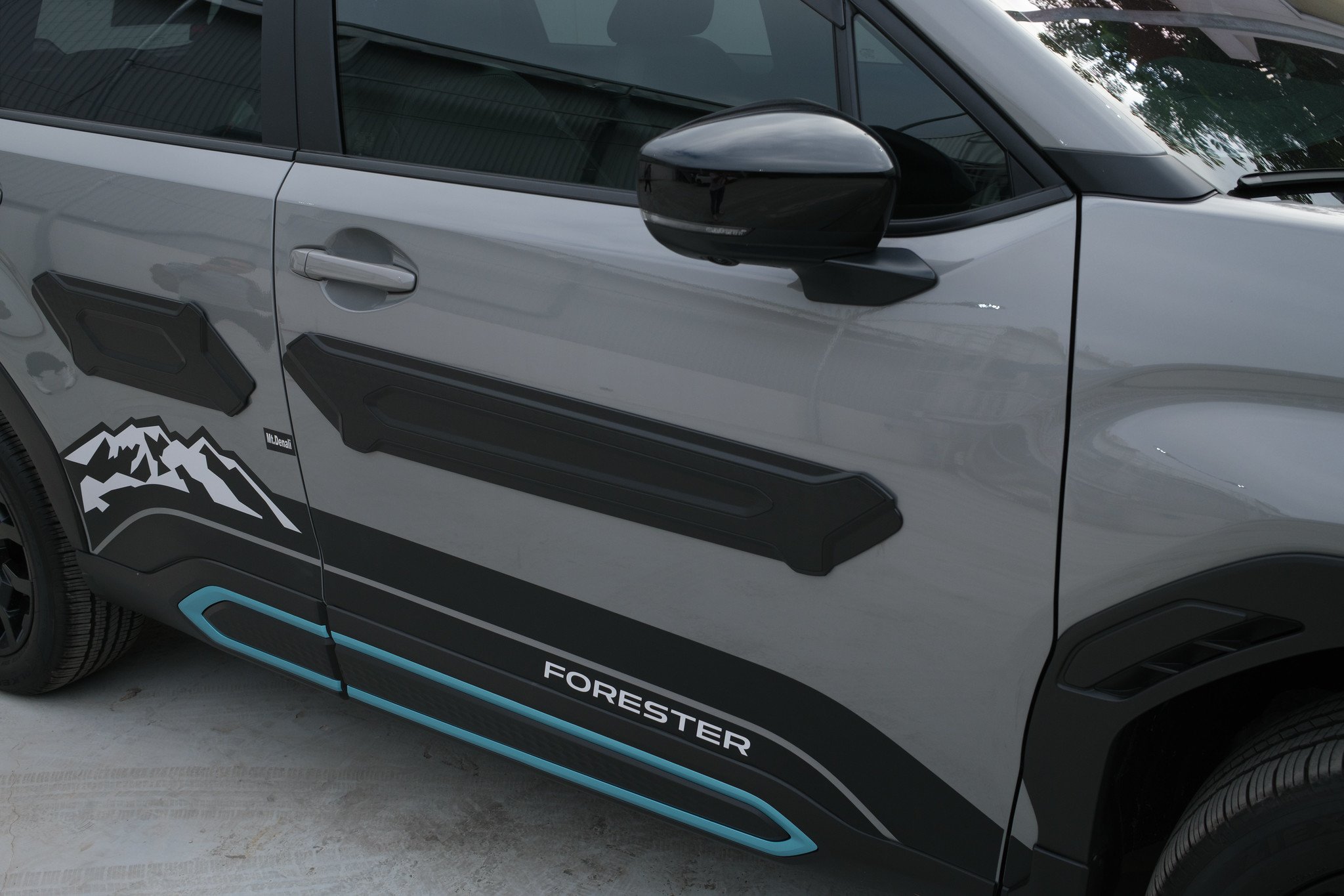 Ốp nhựa mềm hai bên thân xe giúp phần sơn không bị ảnh hưởng khi đi Offroad.