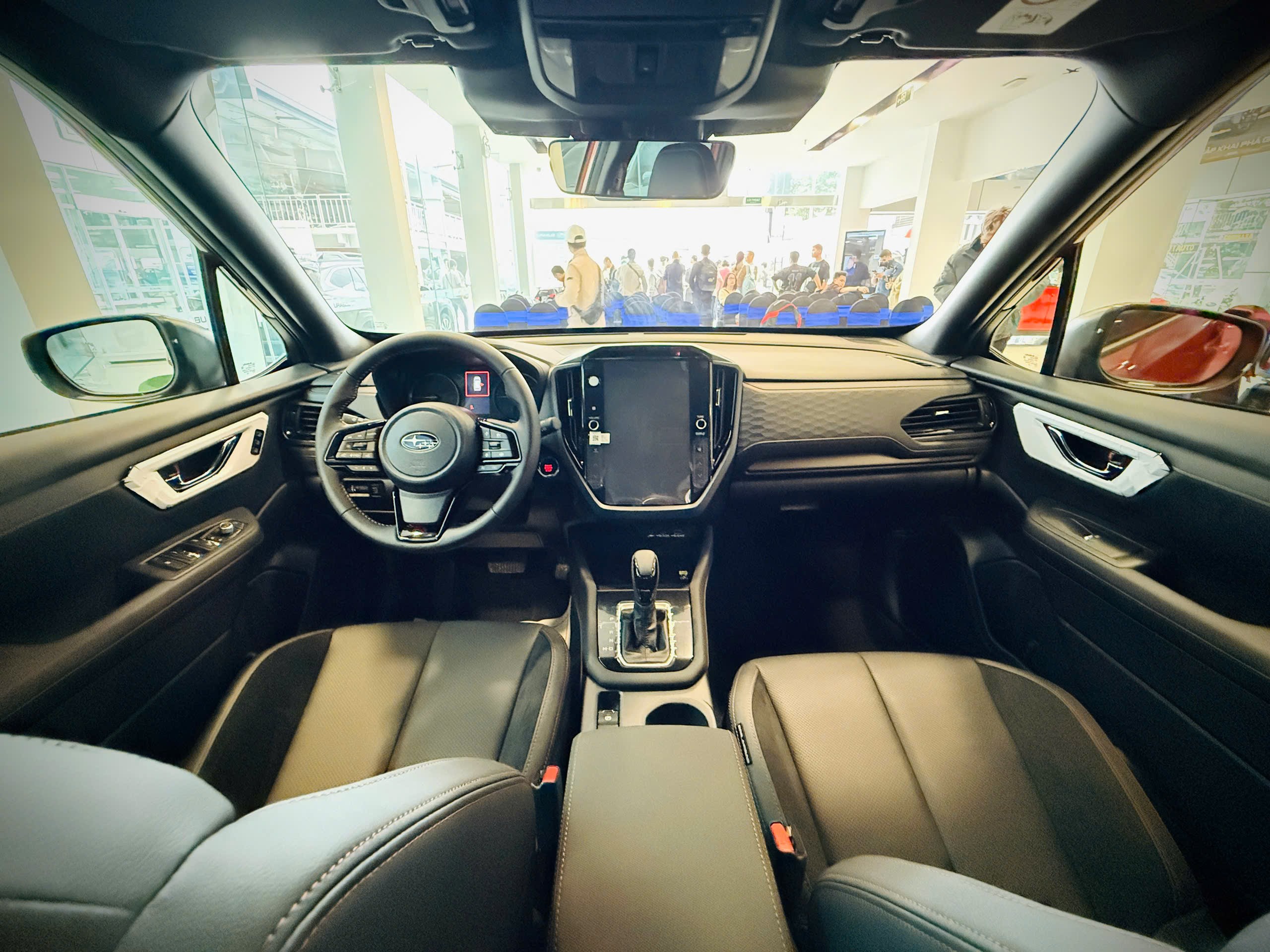 Khoang lái Subaru Forester vẫn giữ nguyên thiết kế tối giản và ở bản cao cấp trang bị cửa sổ trời.