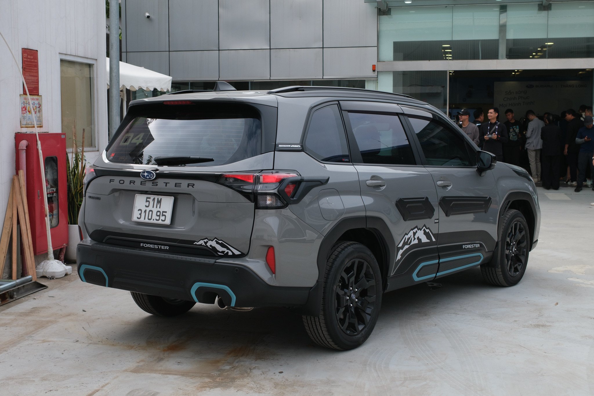 Nhiều chi tiết ốp nhựa mềm được trang bị từ đầu đến cuối xe.