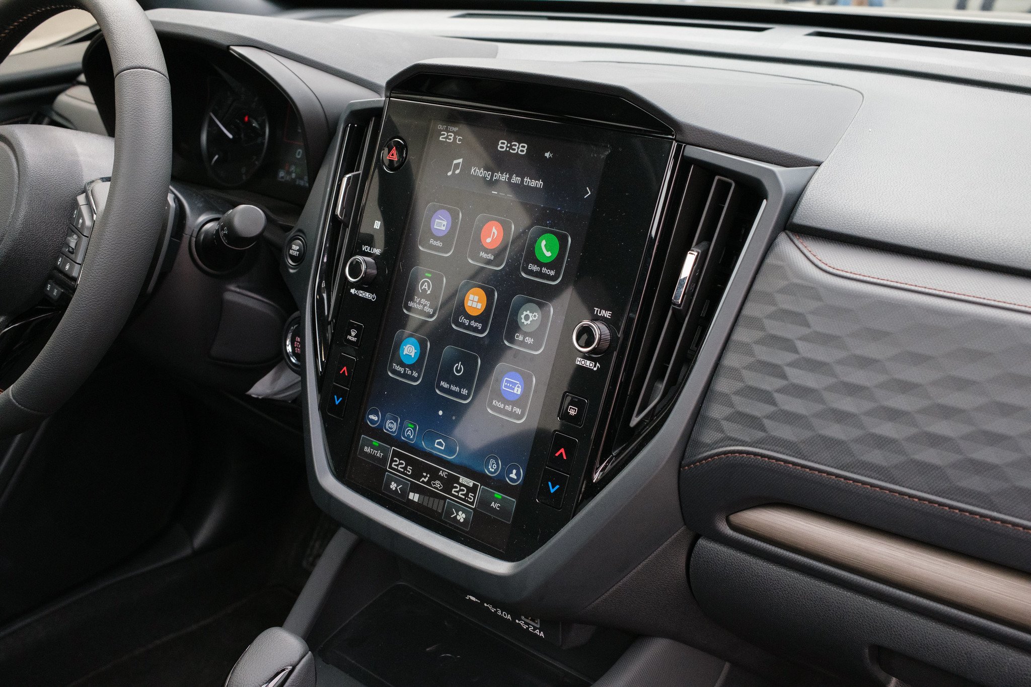 Màn hình giải trí trung tâm Full HD cảm ứng lớn 11.6 inch với giao diện trực quan.