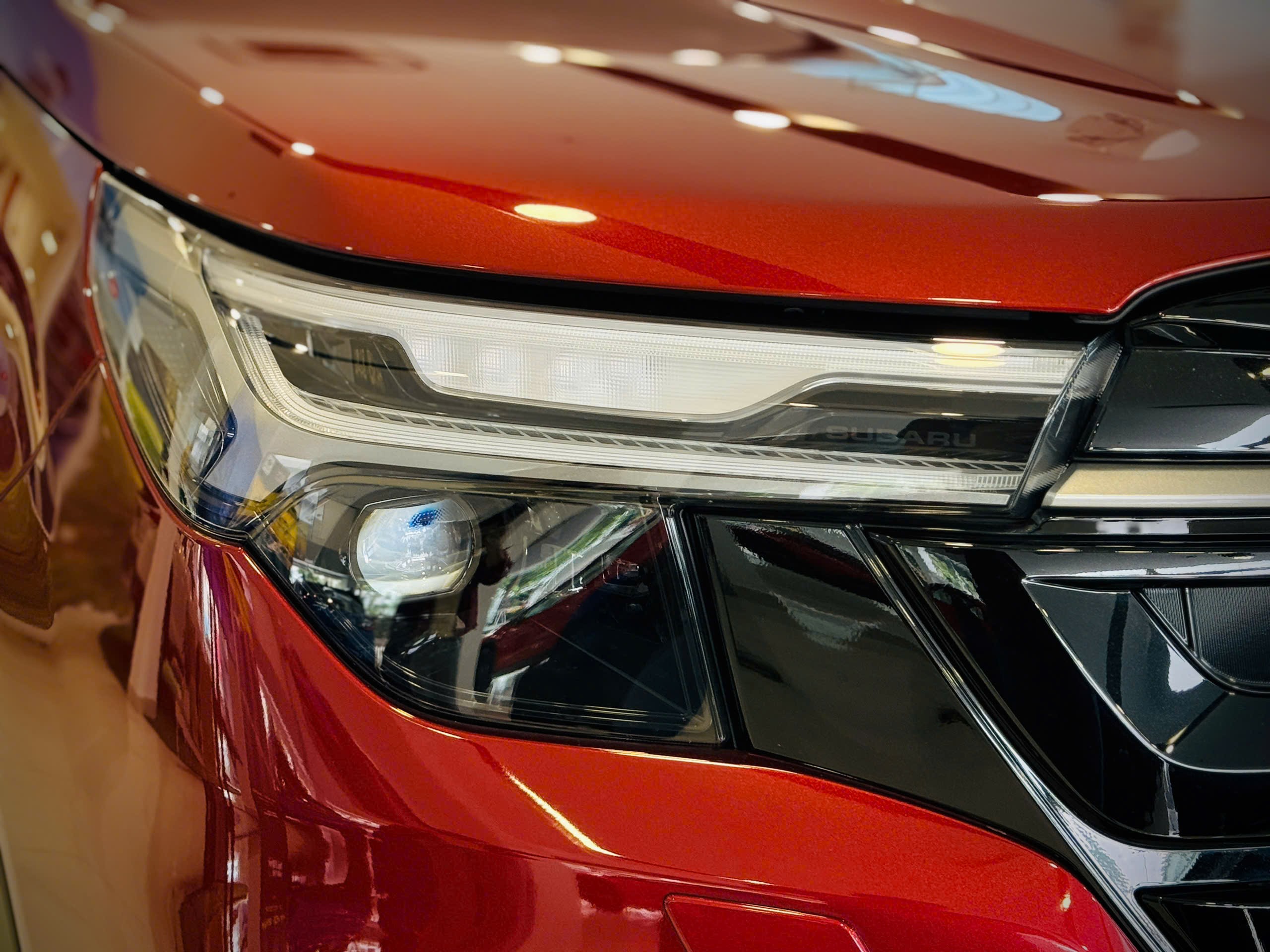 Cụm đèn LED hình chữ C sắc nét, tạo nên ấn tượng mạnh mẽ ngay từ cái nhìn đầu tiên.