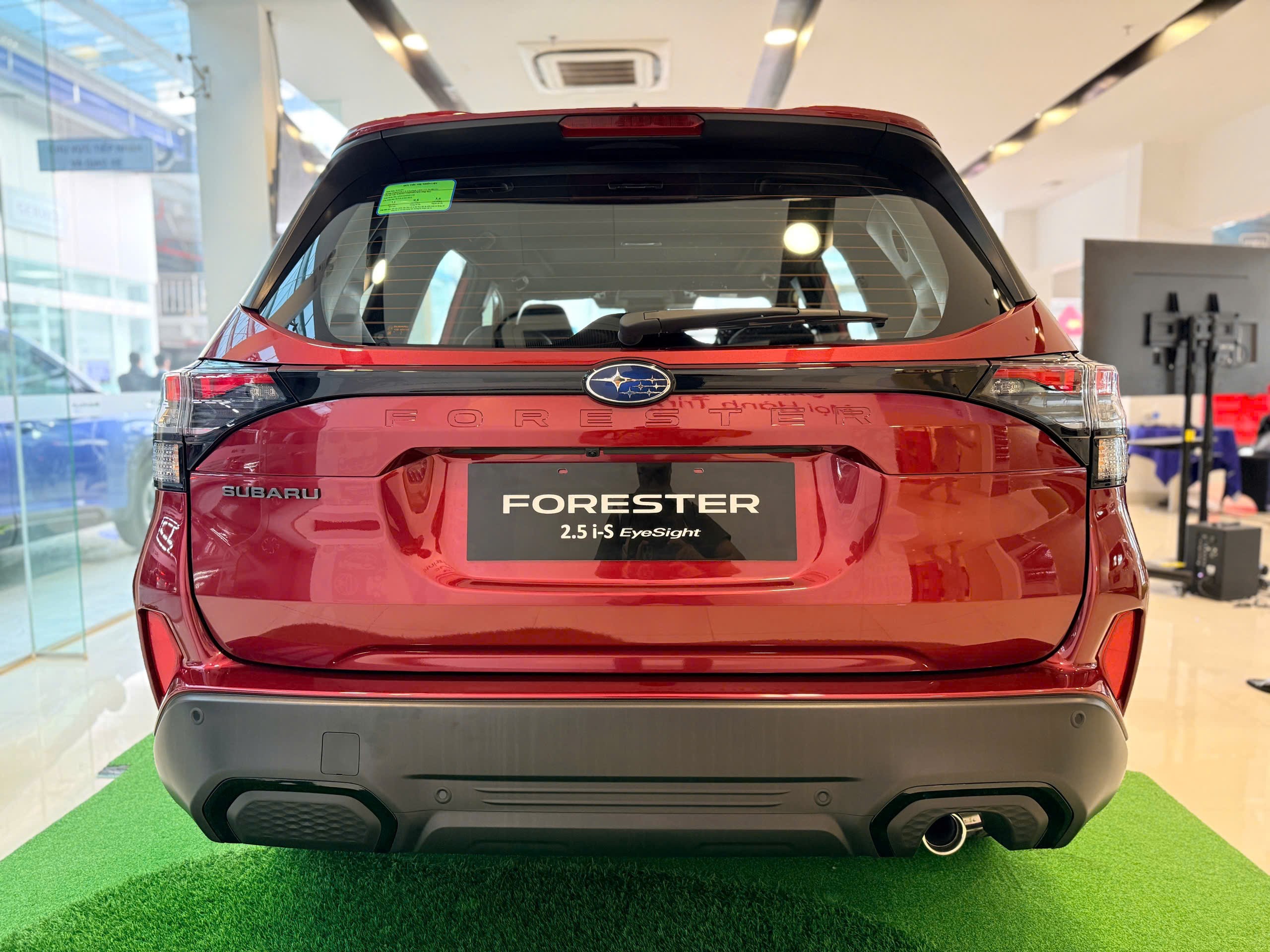 Xe được trang bị hệ thống ống xả đơn.