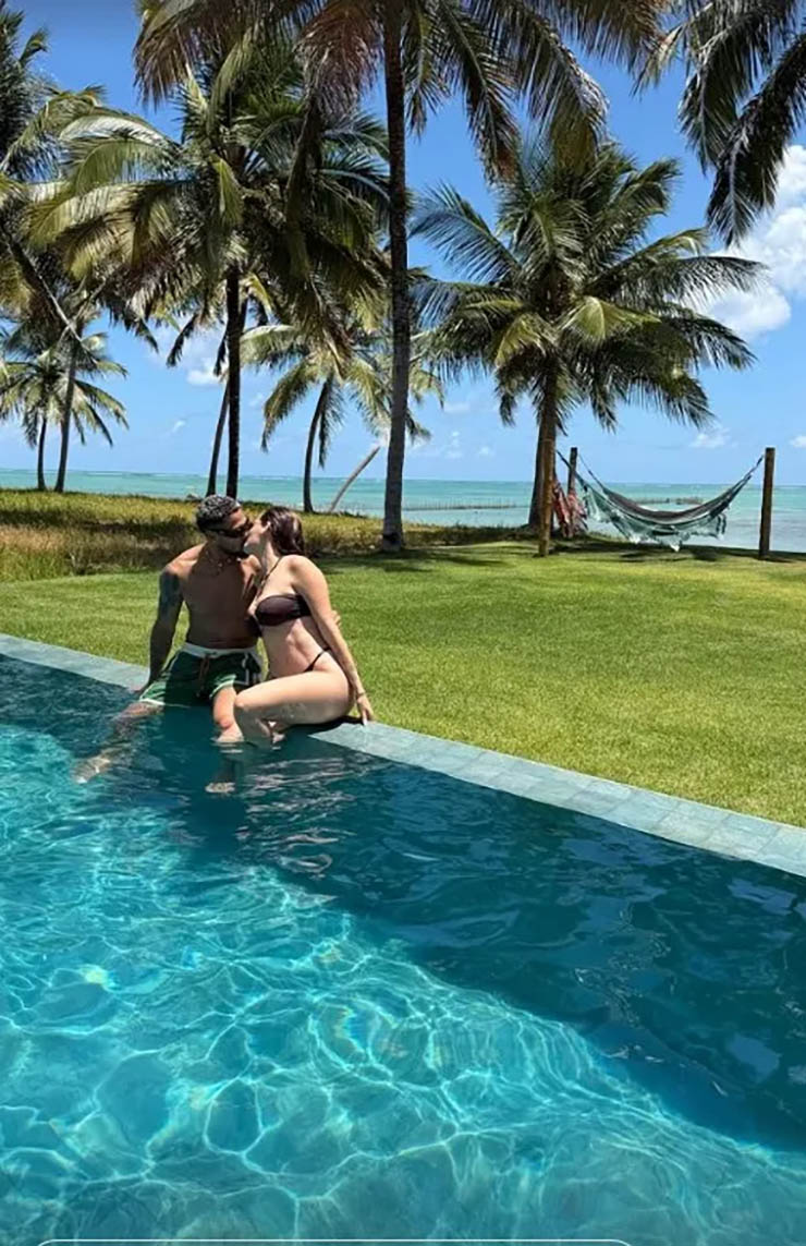 "Quái thú" Joelinton du hí cùng vợ đẹp, quên nỗi buồn bị loại ở tuyển Brazil - 4