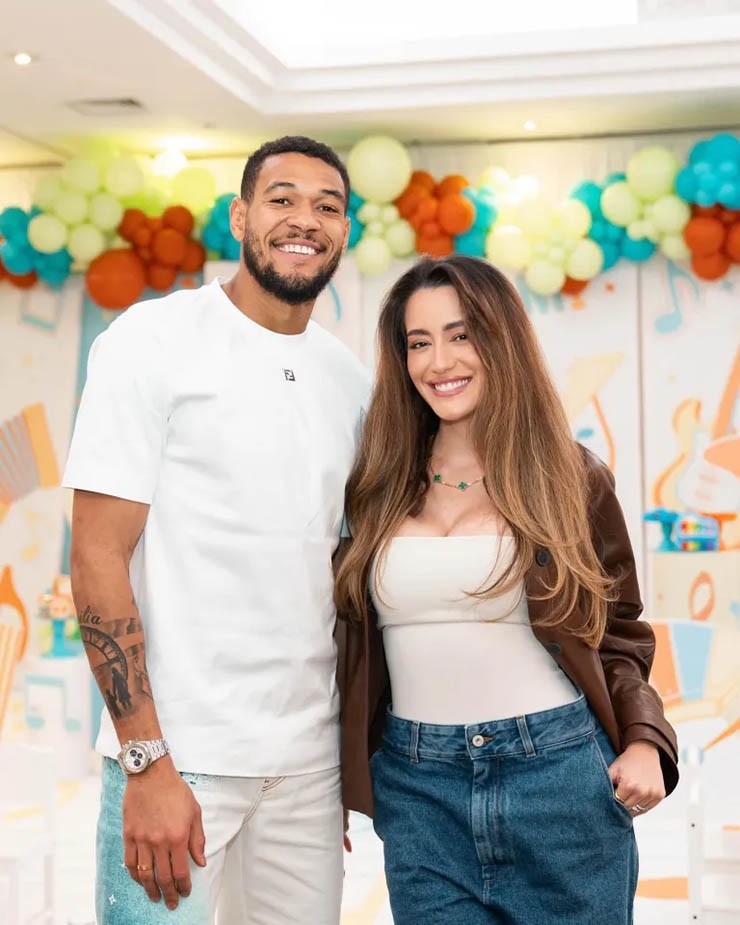 "Quái thú" Joelinton du hí cùng vợ đẹp, quên nỗi buồn bị loại ở tuyển Brazil - 14