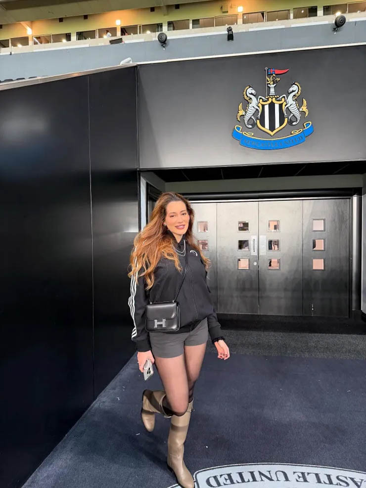 "Quái thú" Joelinton du hí cùng vợ đẹp, quên nỗi buồn bị loại ở tuyển Brazil - 13