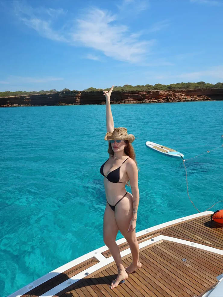 "Quái thú" Joelinton du hí cùng vợ đẹp, quên nỗi buồn bị loại ở tuyển Brazil - 11