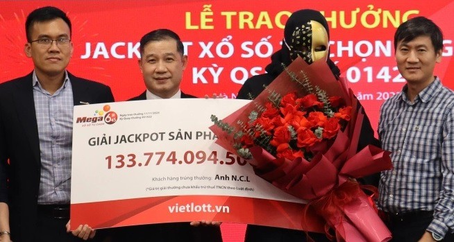 Anh N.C.L đeo mặt nạ tại lễ trao giải Jackpot hơn 133 tỷ đồng. Ảnh:&nbsp;Vietlott