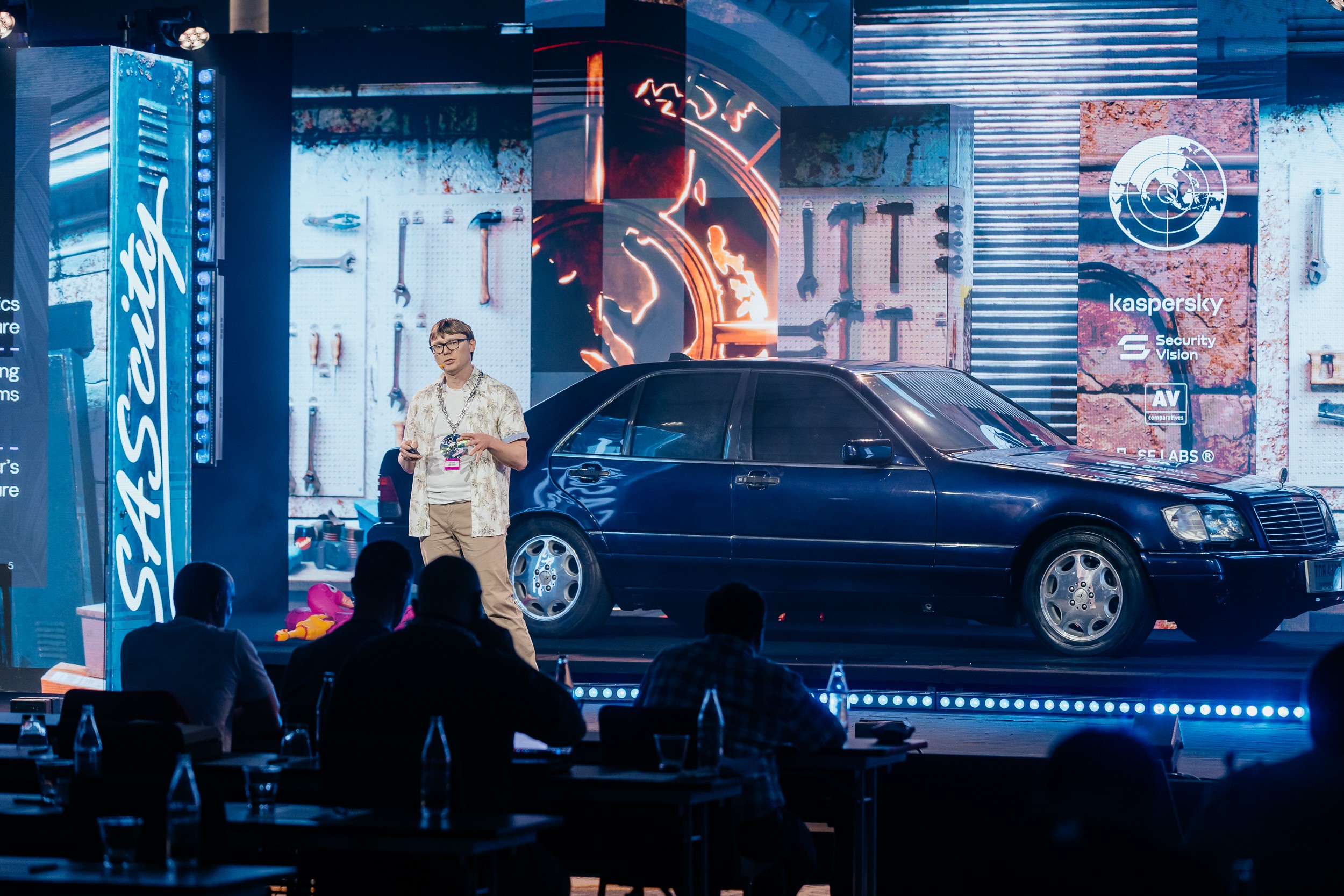 Một lỗ hổng bảo mật trên xe ô tô cho phép tin tặc sang số, tắt động cơ từ xa.